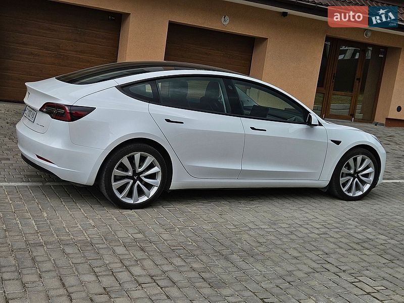 Седан Tesla Model 3 2023 в Львові