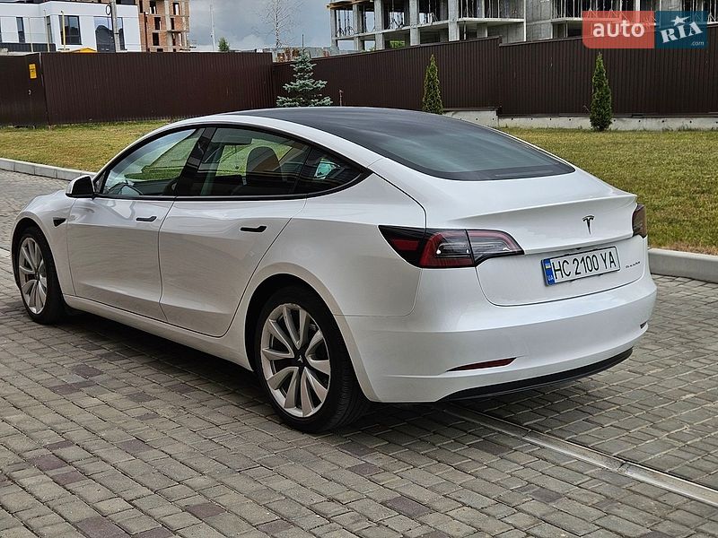 Седан Tesla Model 3 2023 в Львові