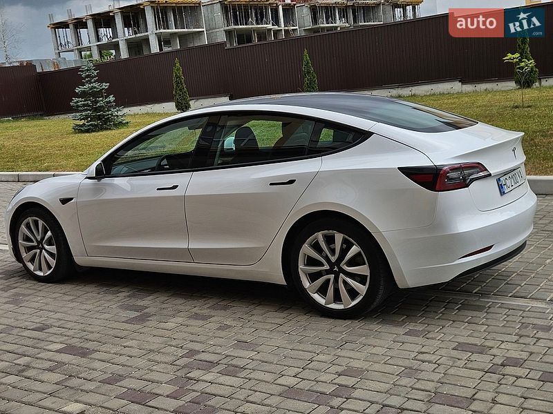 Седан Tesla Model 3 2023 в Львові