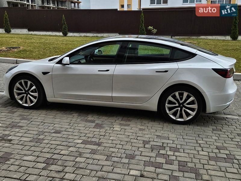 Седан Tesla Model 3 2023 в Львові