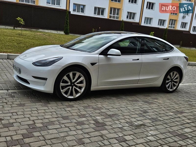 Седан Tesla Model 3 2023 в Львові
