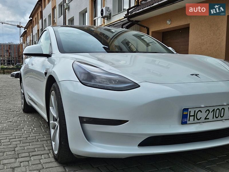 Седан Tesla Model 3 2023 в Львові