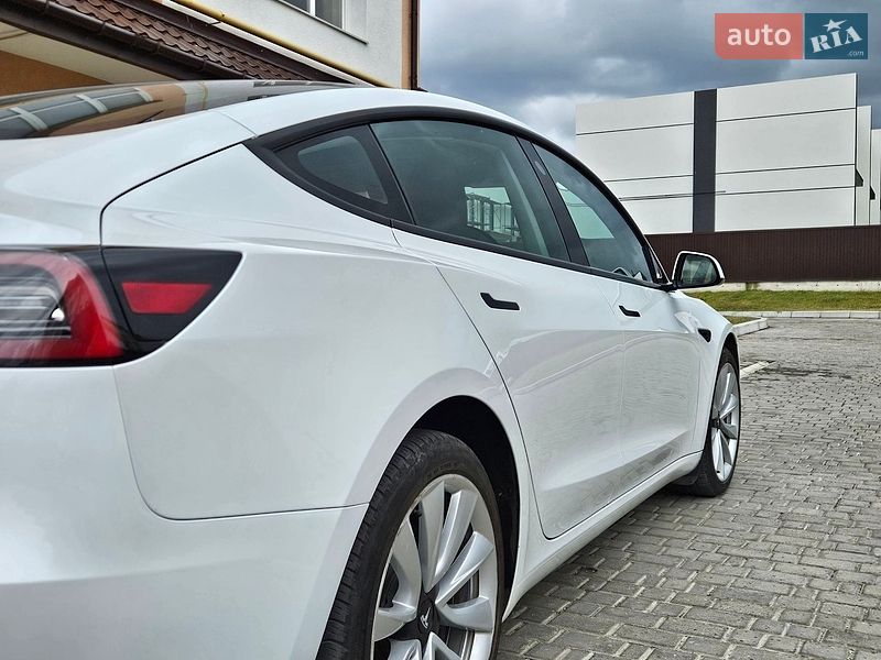 Седан Tesla Model 3 2023 в Львові