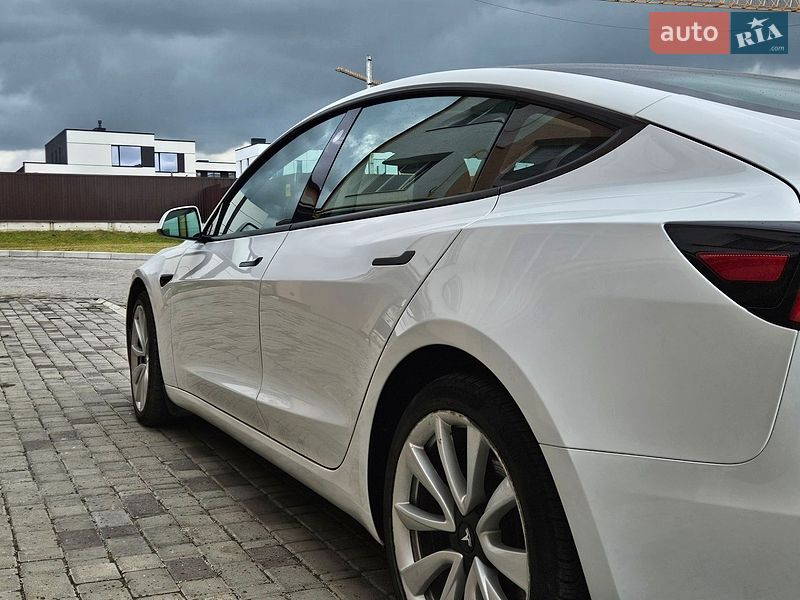 Седан Tesla Model 3 2023 в Львові