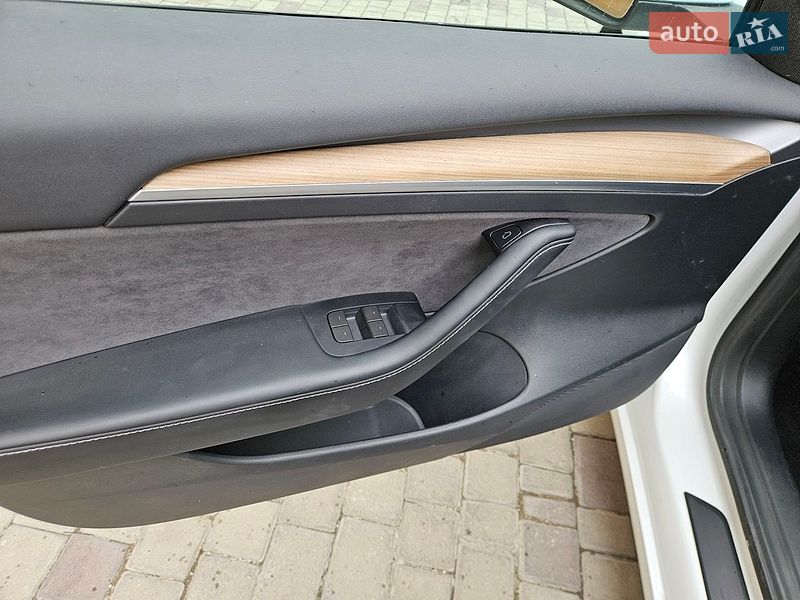 Седан Tesla Model 3 2023 в Львові