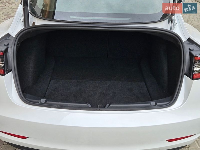 Седан Tesla Model 3 2023 в Львові
