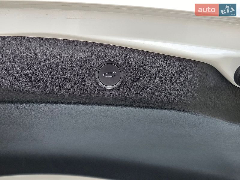 Седан Tesla Model 3 2023 в Львові