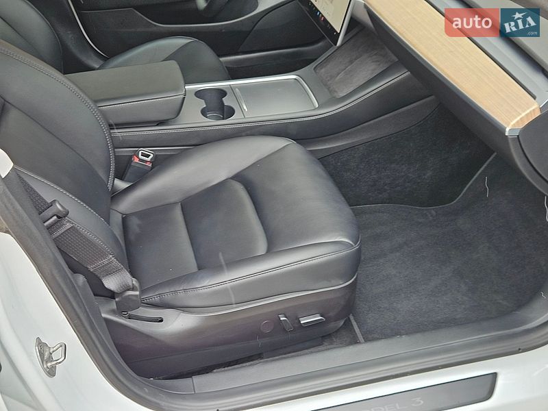 Седан Tesla Model 3 2023 в Львові