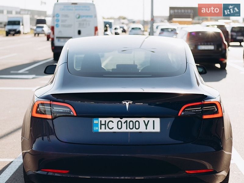 Седан Tesla Model 3 2021 в Львове
