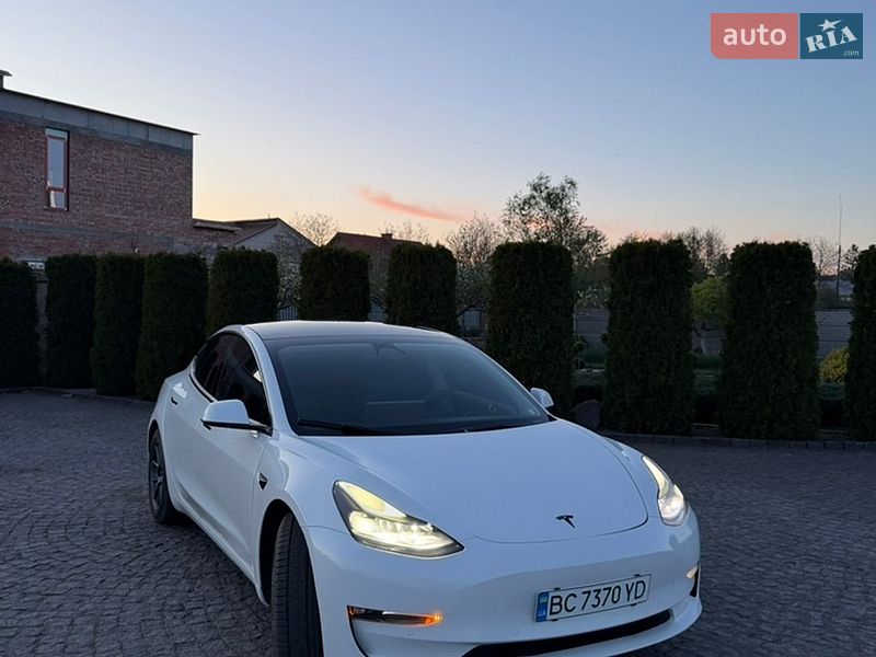 Седан Tesla Model 3 2021 в Львове