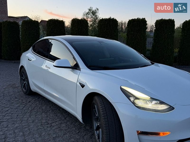 Седан Tesla Model 3 2021 в Львове