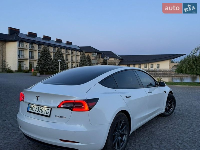Седан Tesla Model 3 2021 в Львове