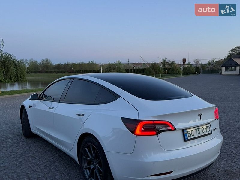 Седан Tesla Model 3 2021 в Львове