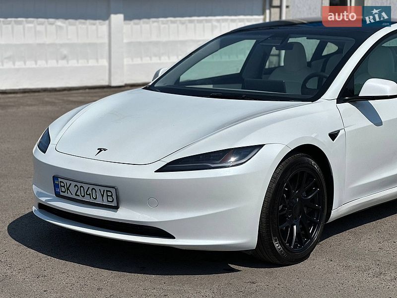Седан Tesla Model 3 2024 в Радивиліві