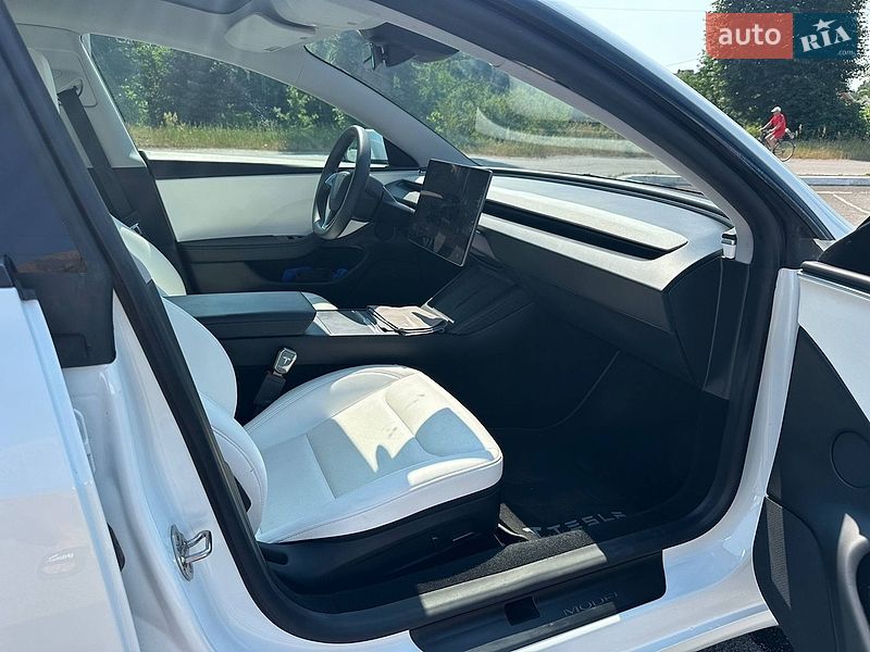 Седан Tesla Model 3 2024 в Радивиліві