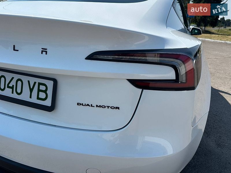 Седан Tesla Model 3 2024 в Радивиліві