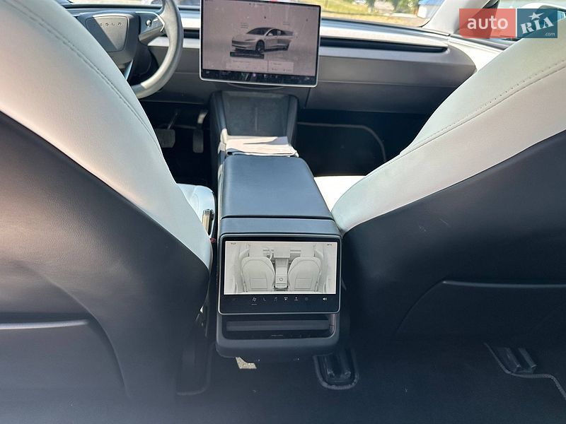 Седан Tesla Model 3 2024 в Радивиліві