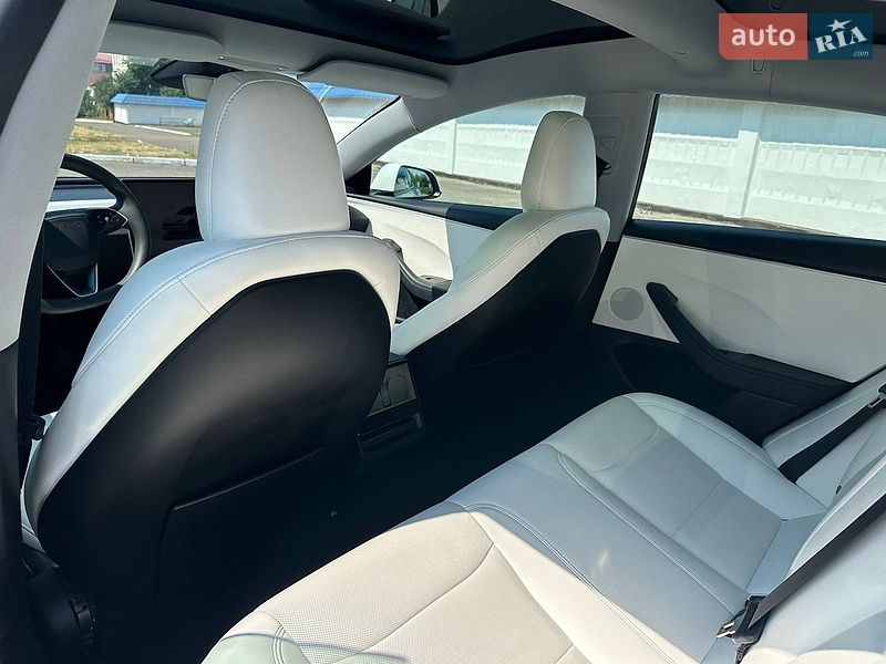 Седан Tesla Model 3 2024 в Радивиліві