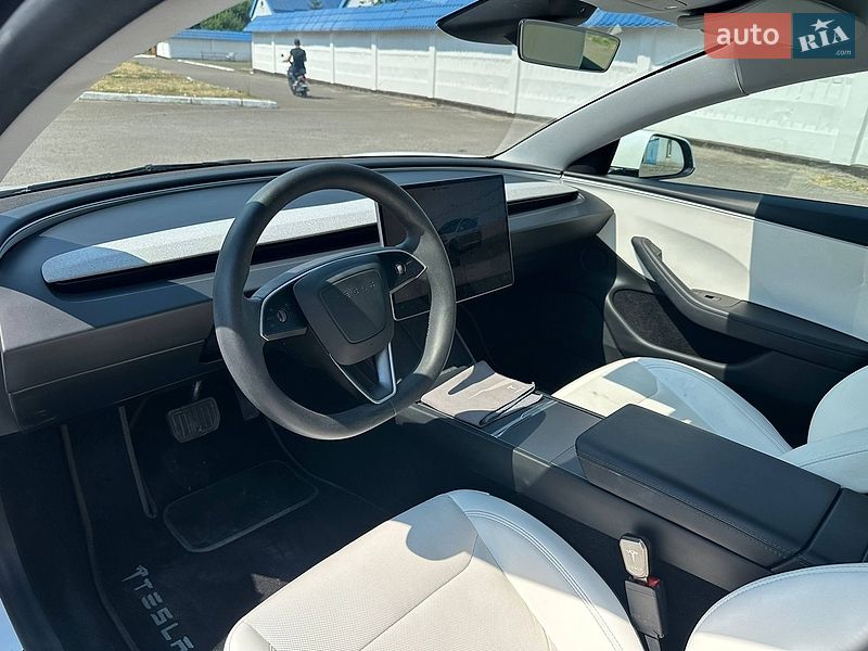 Седан Tesla Model 3 2024 в Радивиліві