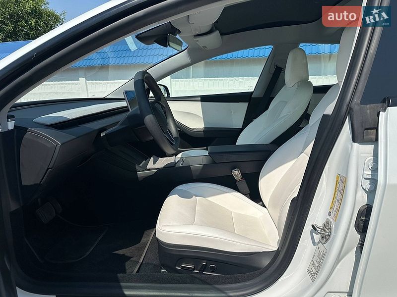 Седан Tesla Model 3 2024 в Радивиліві