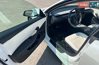 Седан Tesla Model 3 2024 в Радивиліві