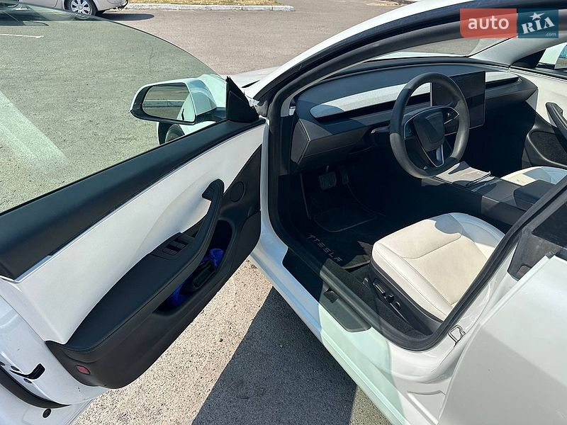 Седан Tesla Model 3 2024 в Радивиліві