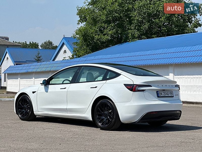 Седан Tesla Model 3 2024 в Радивиліві