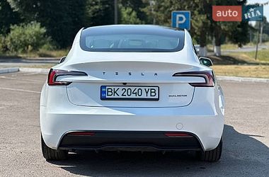 Седан Tesla Model 3 2024 в Радивиліві