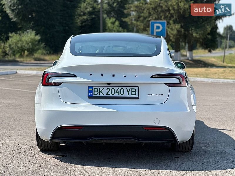 Седан Tesla Model 3 2024 в Радивиліві