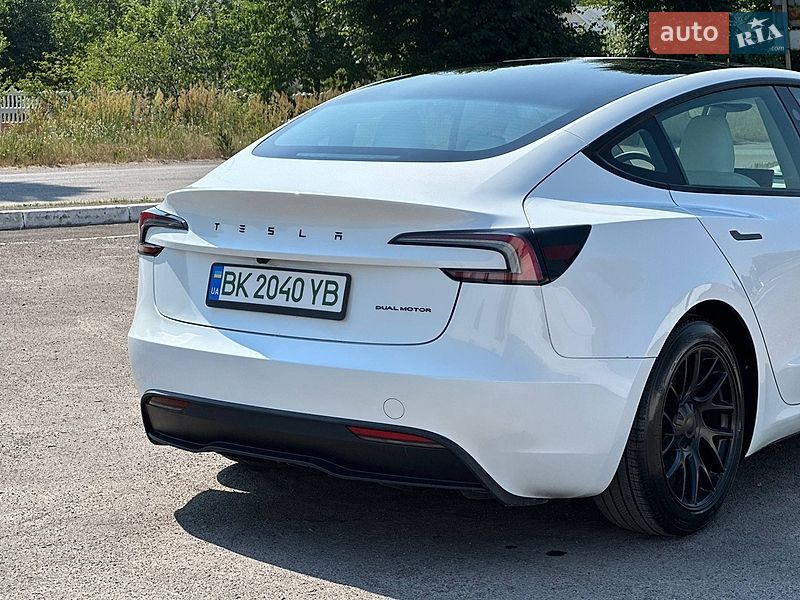 Седан Tesla Model 3 2024 в Радивиліві