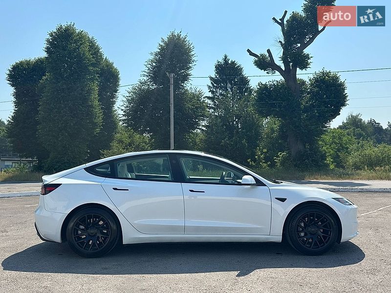 Седан Tesla Model 3 2024 в Радивиліві