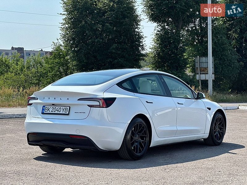 Седан Tesla Model 3 2024 в Радивиліві