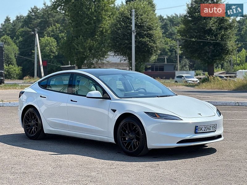 Седан Tesla Model 3 2024 в Радивиліві