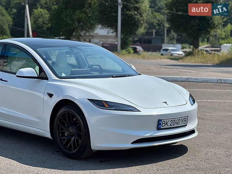 Седан Tesla Model 3 2024 в Радивиліві