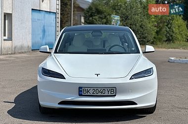 Седан Tesla Model 3 2024 в Радивиліві