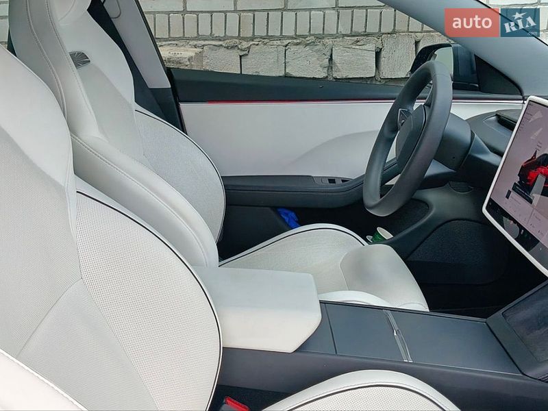 Седан Tesla Model 3 2024 в Гайвороне