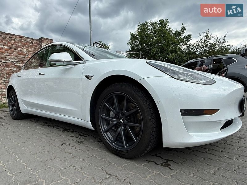 Седан Tesla Model 3 2018 в Львове