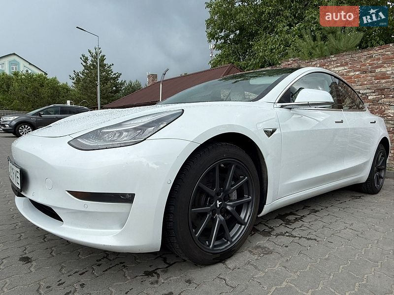 Седан Tesla Model 3 2018 в Львове
