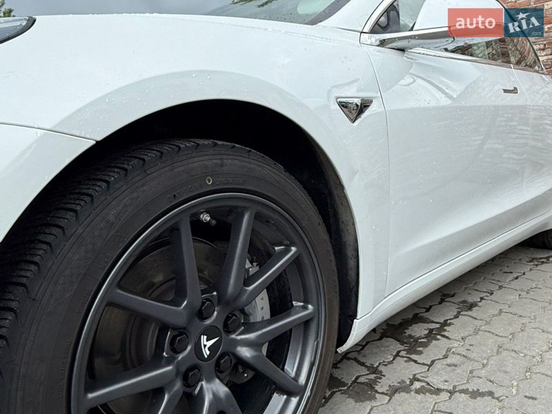 Седан Tesla Model 3 2018 в Львове