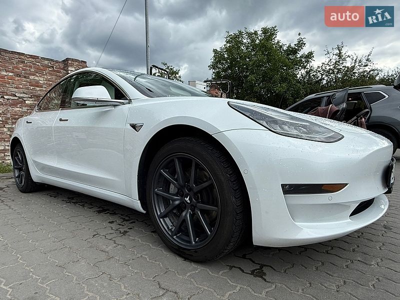 Седан Tesla Model 3 2018 в Львове