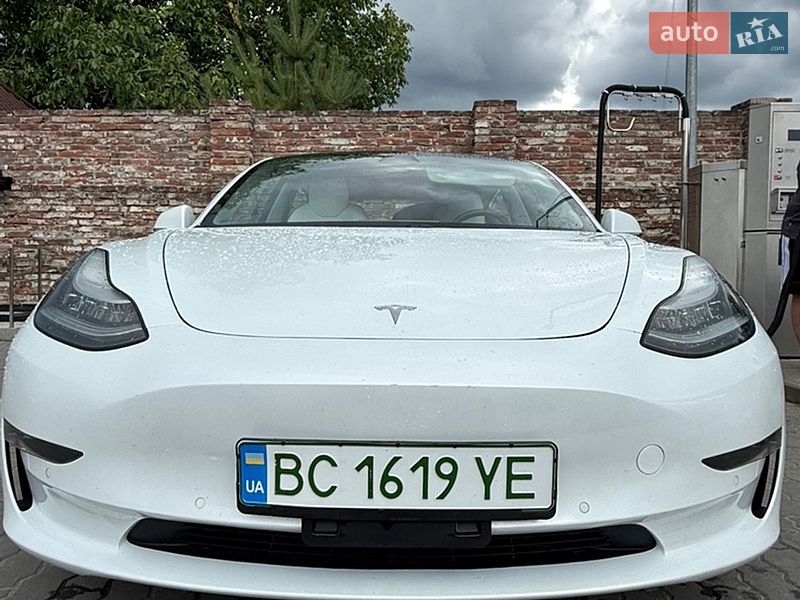 Седан Tesla Model 3 2018 в Львове