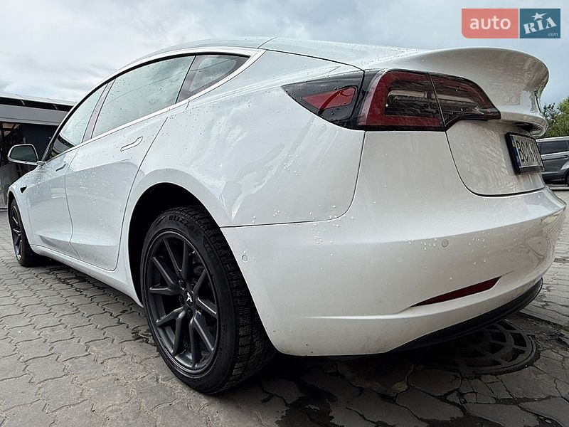 Седан Tesla Model 3 2018 в Львове