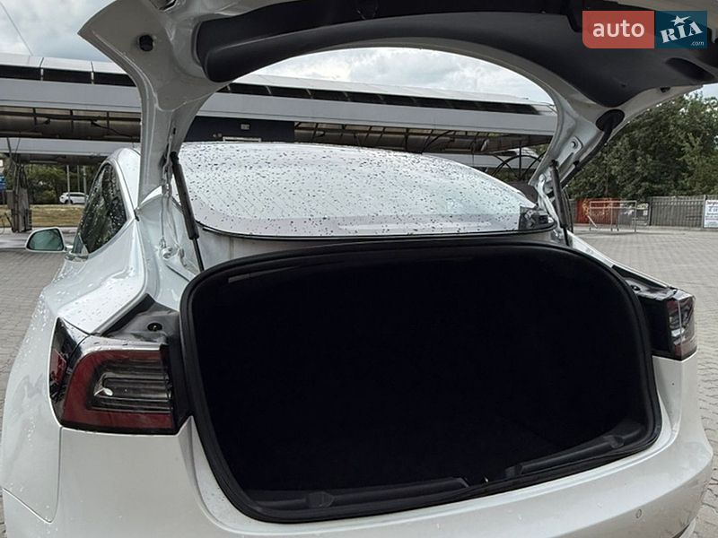 Седан Tesla Model 3 2018 в Львове