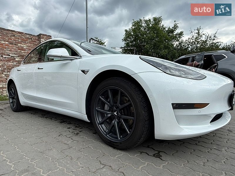 Седан Tesla Model 3 2018 в Львове