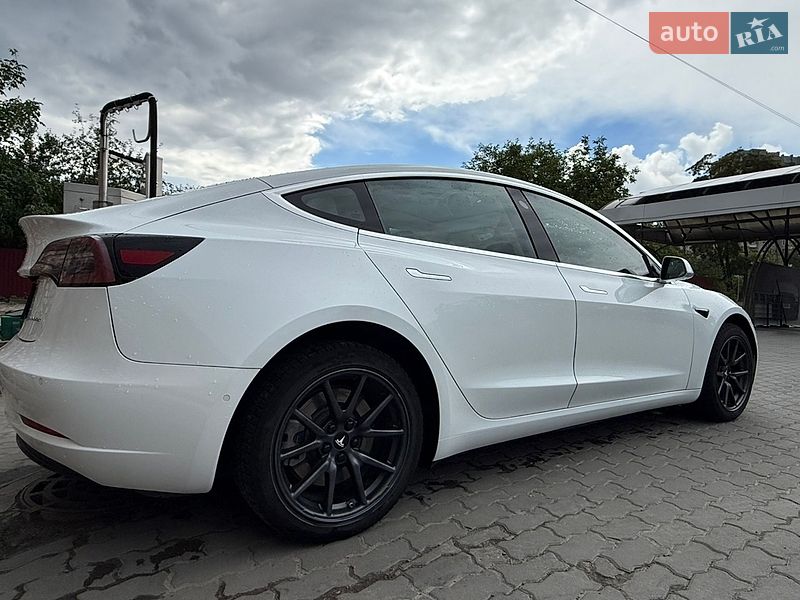 Седан Tesla Model 3 2018 в Львове