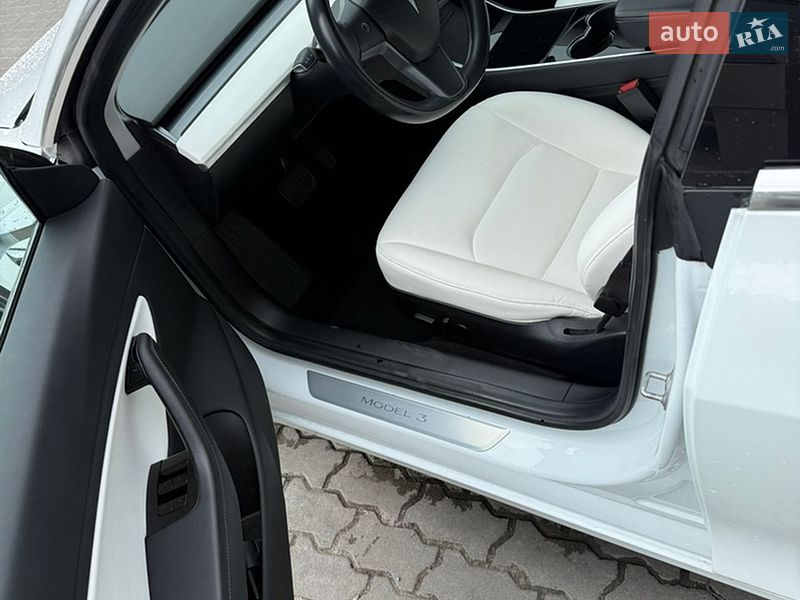Седан Tesla Model 3 2018 в Львове