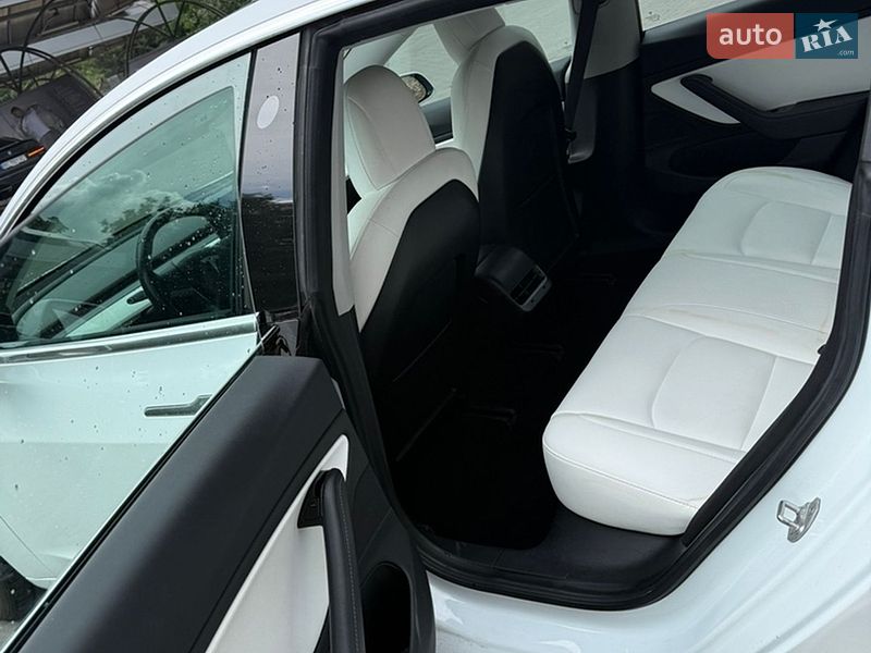 Седан Tesla Model 3 2018 в Львове