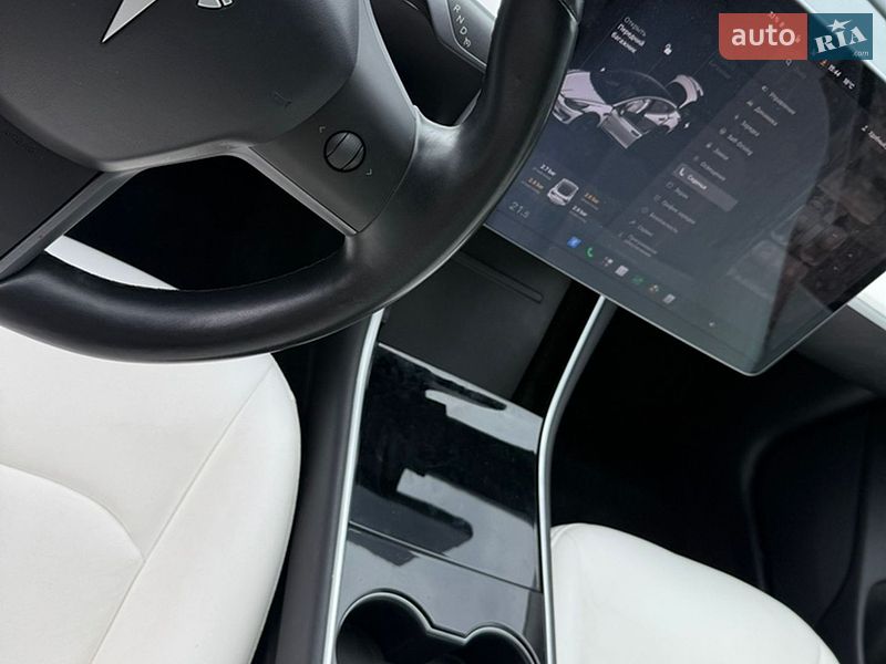 Седан Tesla Model 3 2018 в Львове