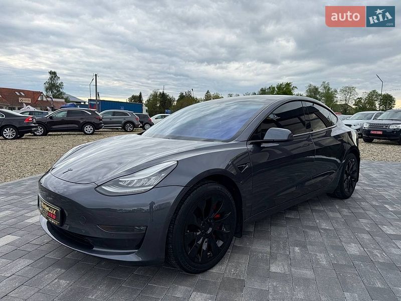 Седан Tesla Model 3 2020 в Коломые