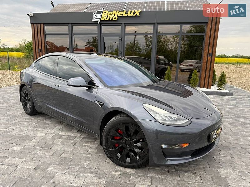 Седан Tesla Model 3 2020 в Коломые